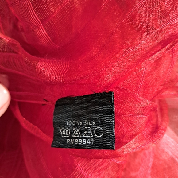 Red 100% silk sheer scarf wrap, lightweight and elegant with fringe ends - Picture 6 of 7